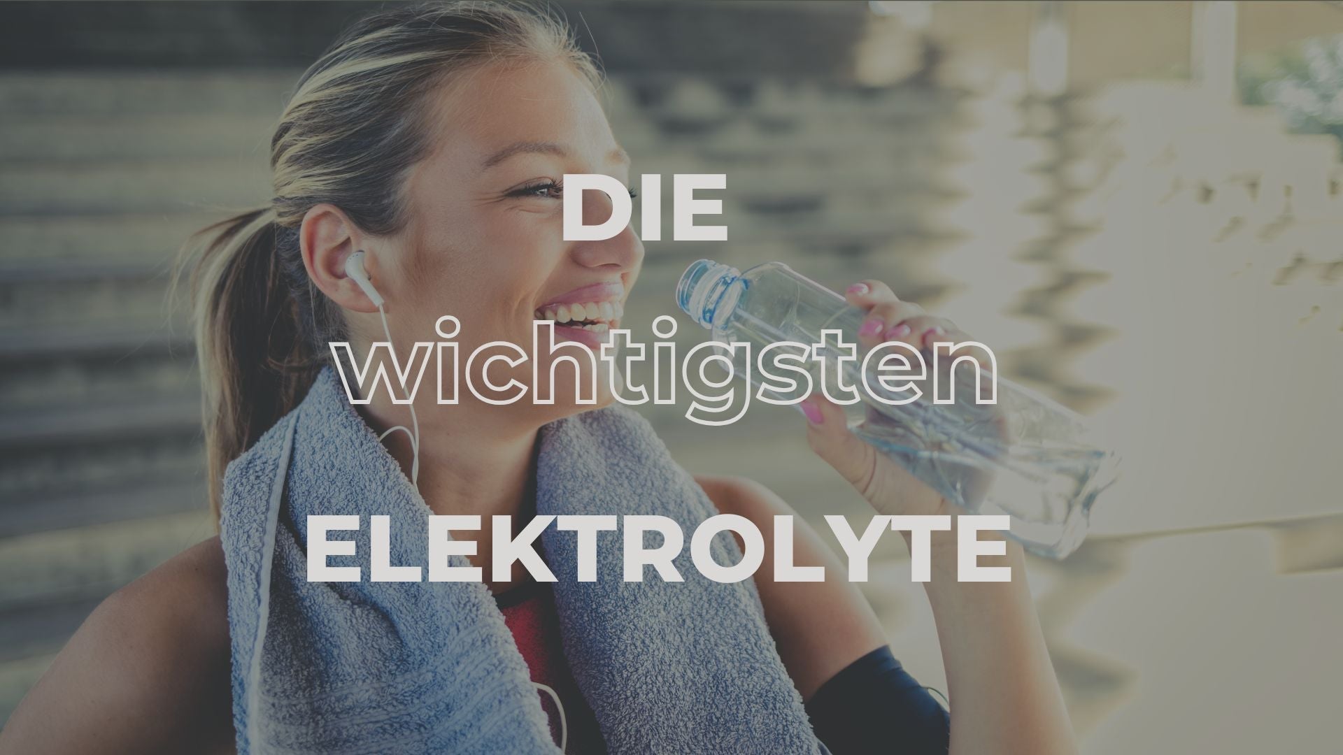 Person trinkt nach dem Sport Wasser. Das Bild veranschaulicht das Thema der wichtigsten Elektrolyte für den Flüssigkeits- und Mineralstoffhaushalt.