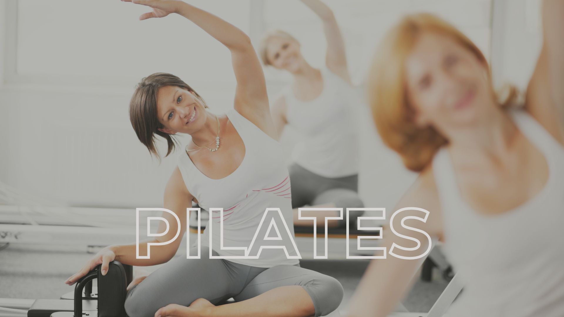 Frauen beim Pilates-Training im Studio